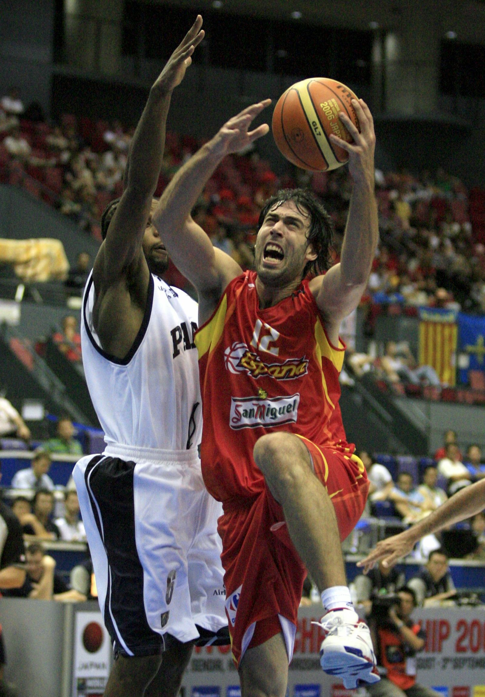 Berni Rodríguez penetra al aro contra un jugador de Panamá en un partido del Mundial de 2006.