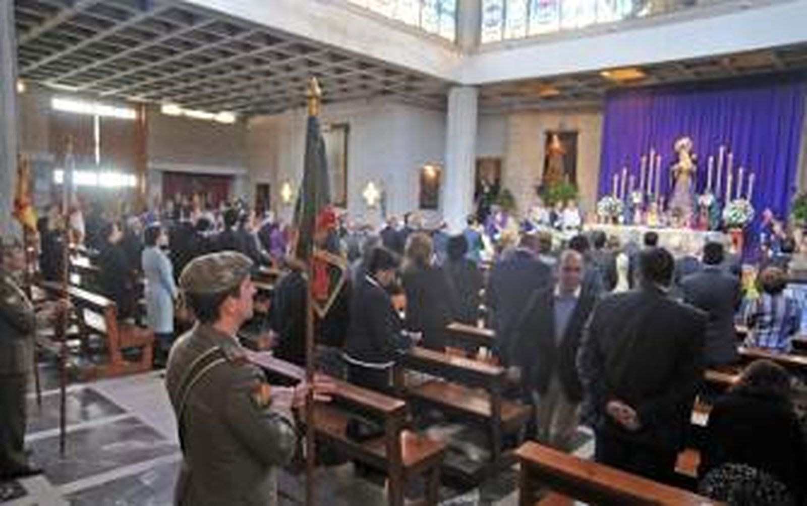 El Ejército volvió a postrarse a los pies del Cristo de la Defensión