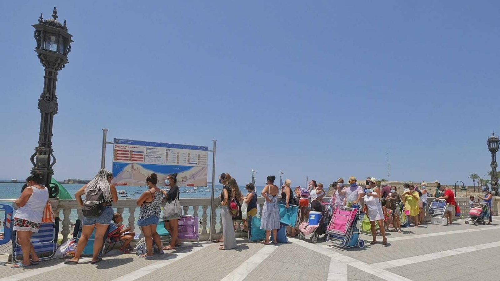 Imágenes inéditas en La Caleta con colas para entrar al completarse el aforo
