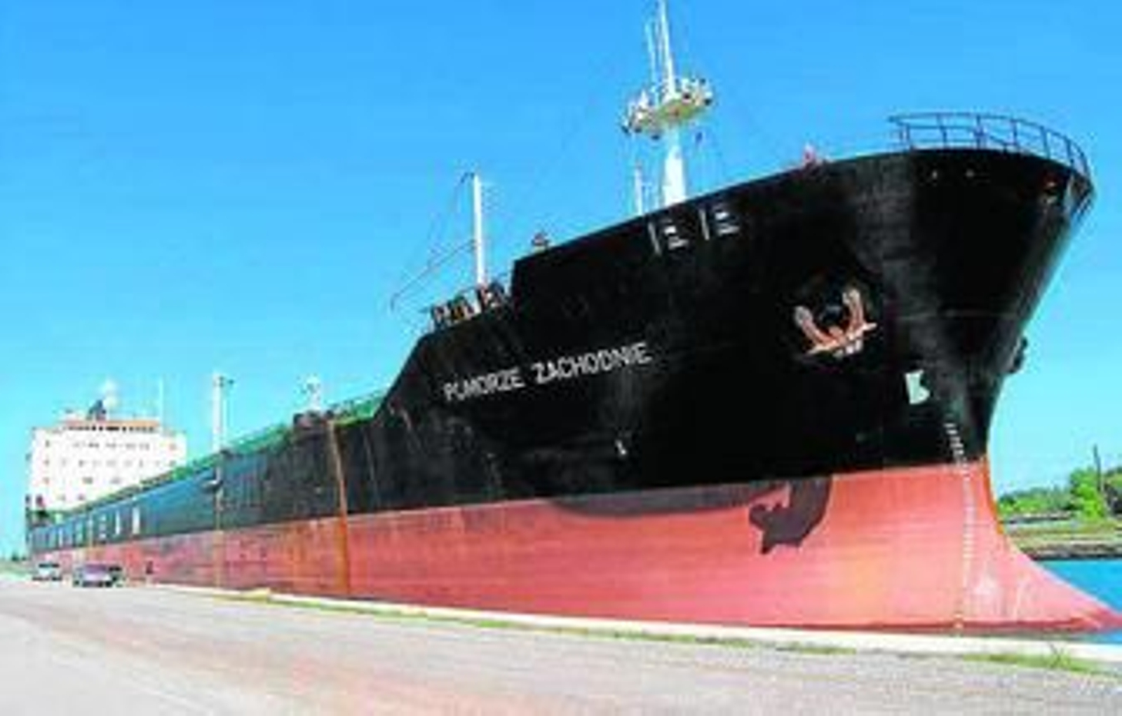 Uno de los grandes buques que ayer operaron en el muelle de La Cabezuela de Puerto Real.