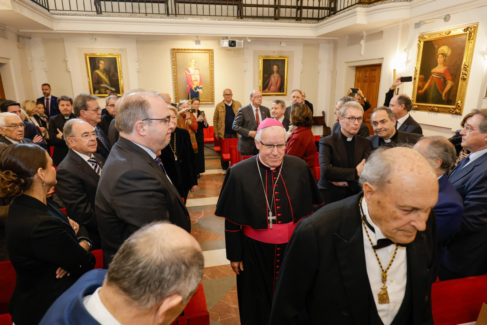 Las imágenes del ingreso como académico de Erudición en la academia de Medicina del arzobispo José Ángel Saiz Meneses