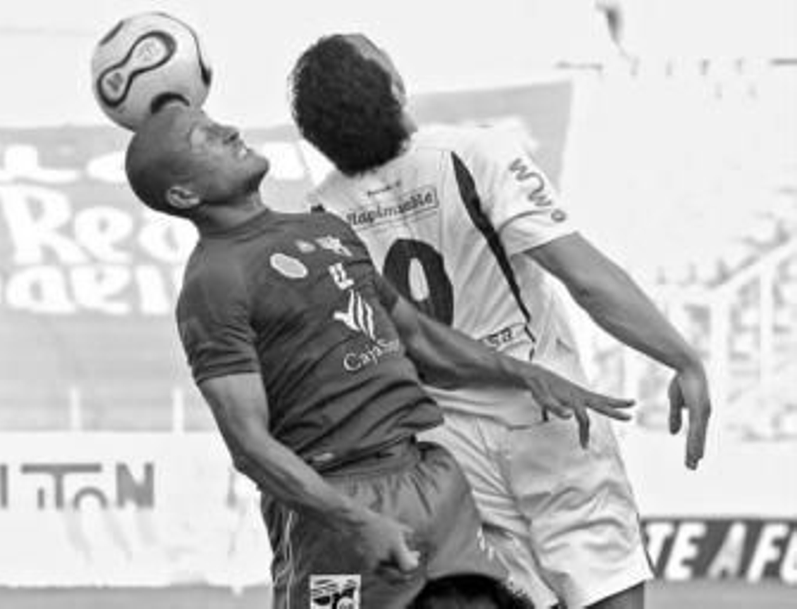 El 'Gato' Romero pugna por un balón aéreo con un jugador del Jaén en el choque de La Victoria.