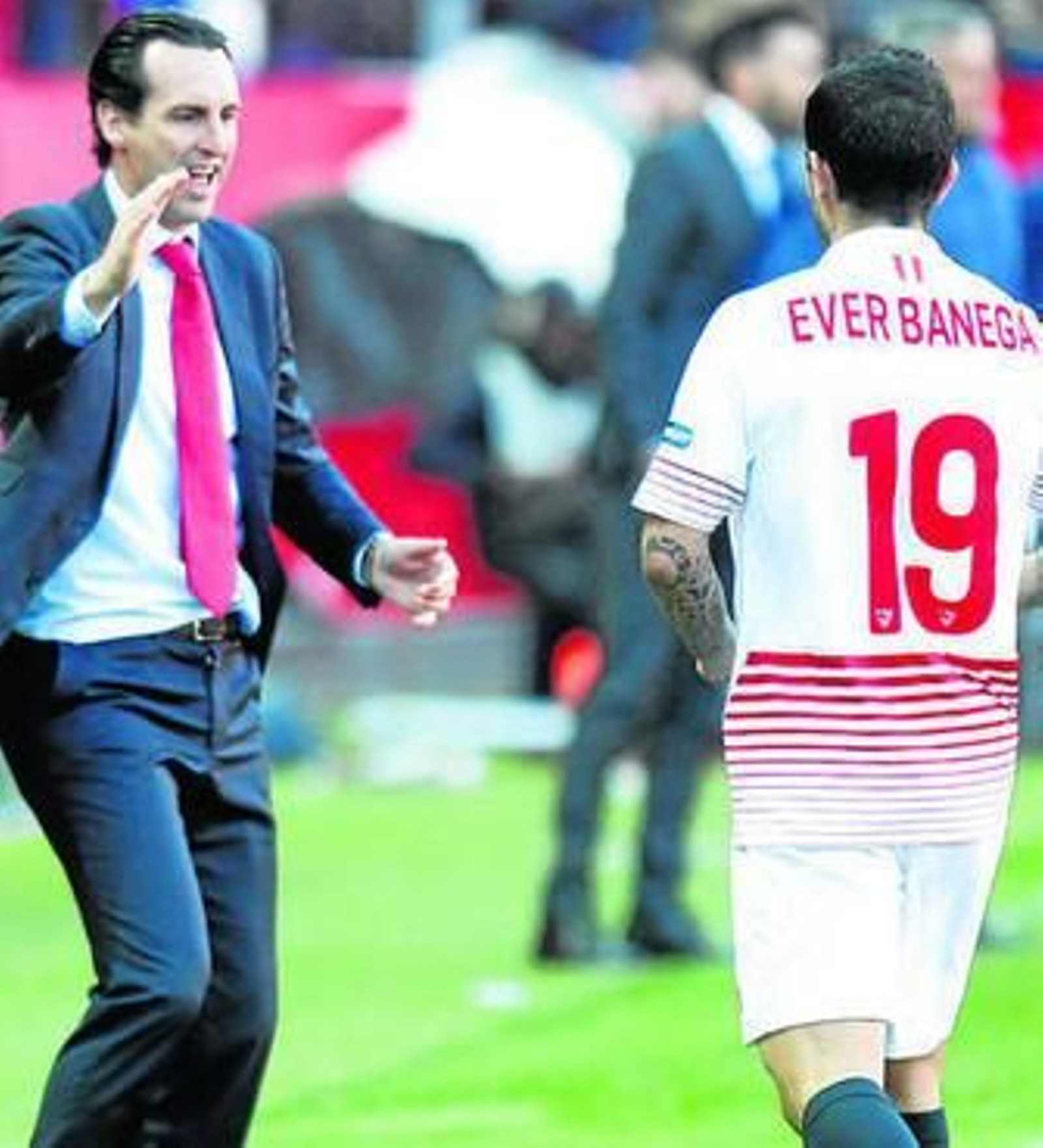 Unai Emery saluda efusivamente a Éver Banega tras el gol de éste ante Las Palmas.