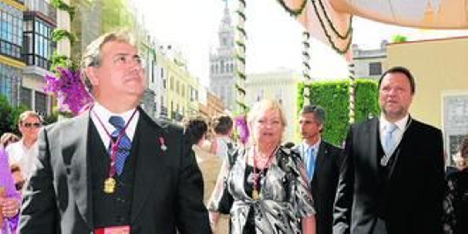 Juan Ignacio Zoido, Rosamar Prieto-Castro y Alfredo Sánchez Monteseirín participan en la procesión a su paso por la Plaza de San Francisco.
