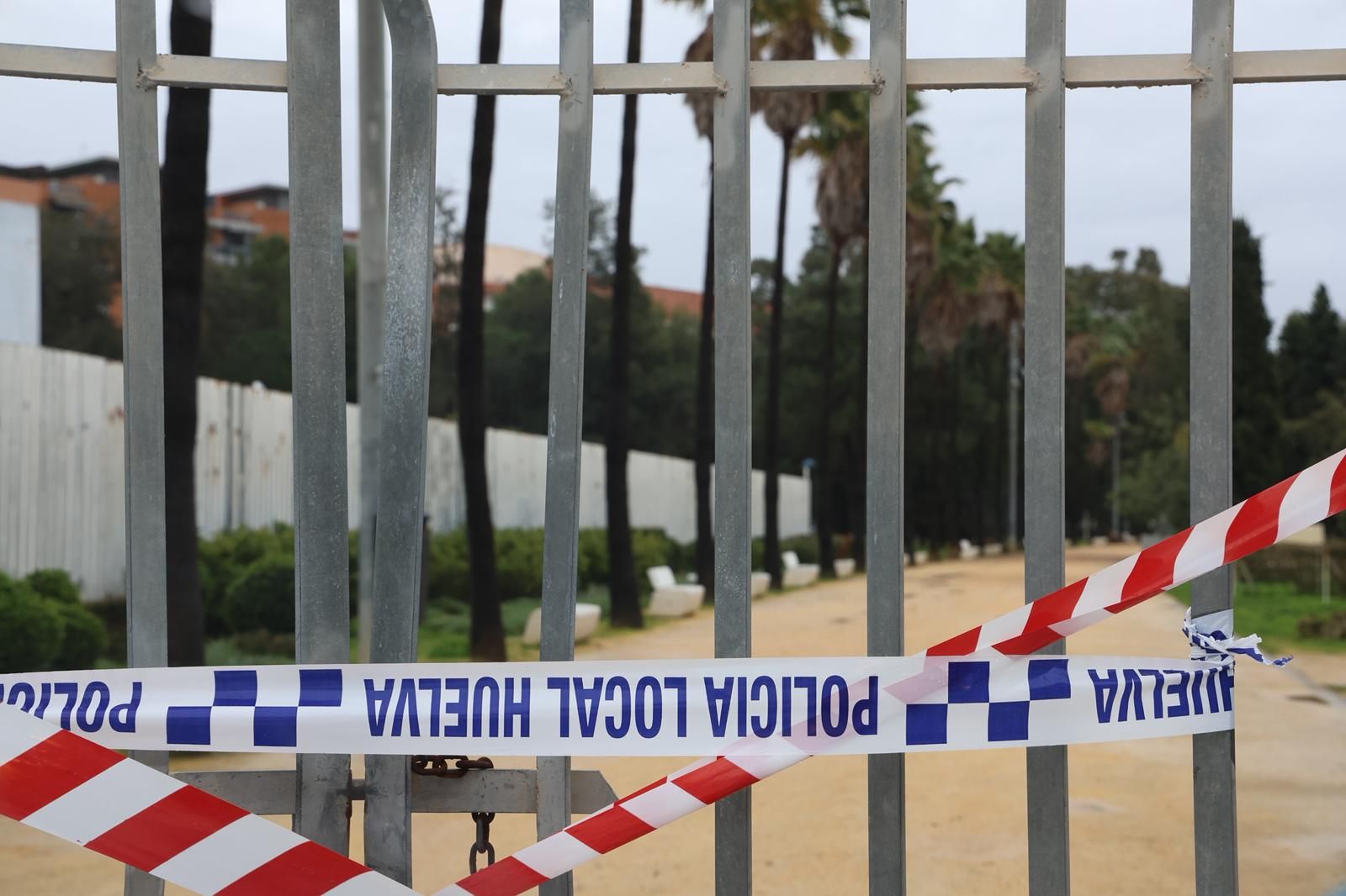 El Parque de Zafra con la entrada precintada tras sufir daños en la arboleda este miércoles.