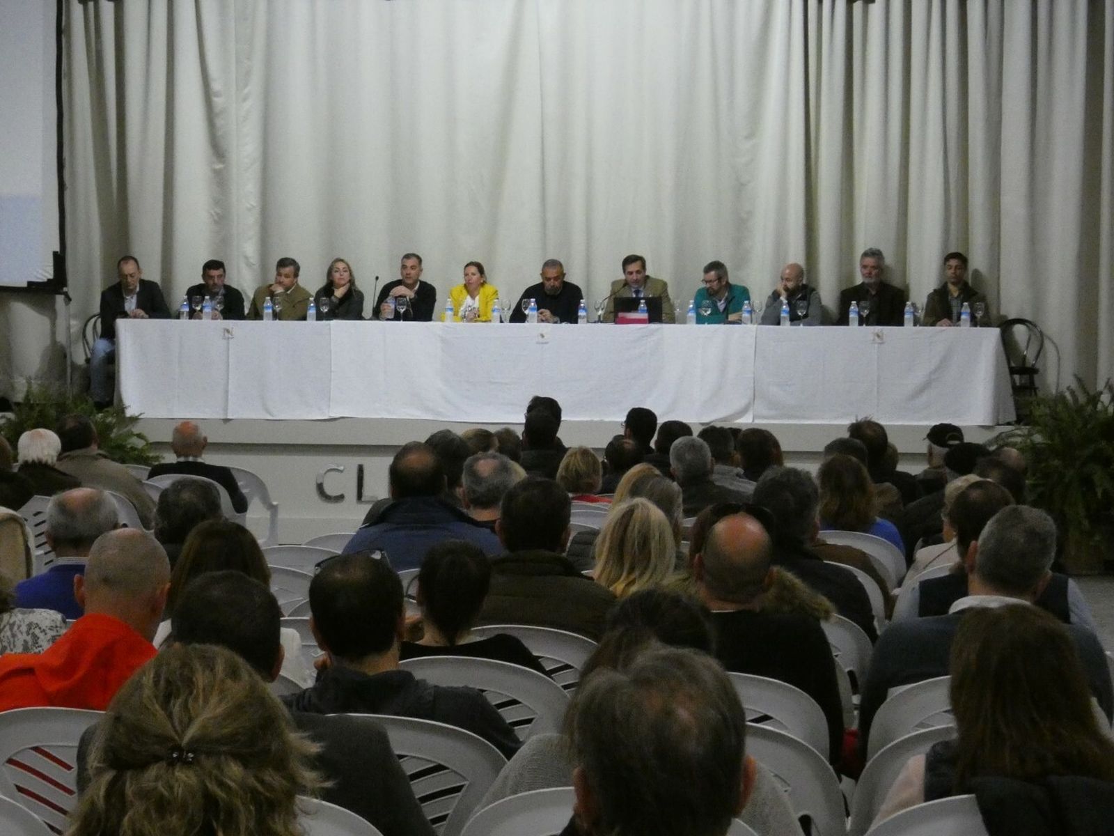 Imagen de la asamblea en la que se aprobó el ‘lavado de cara’ del Club Nazaret.