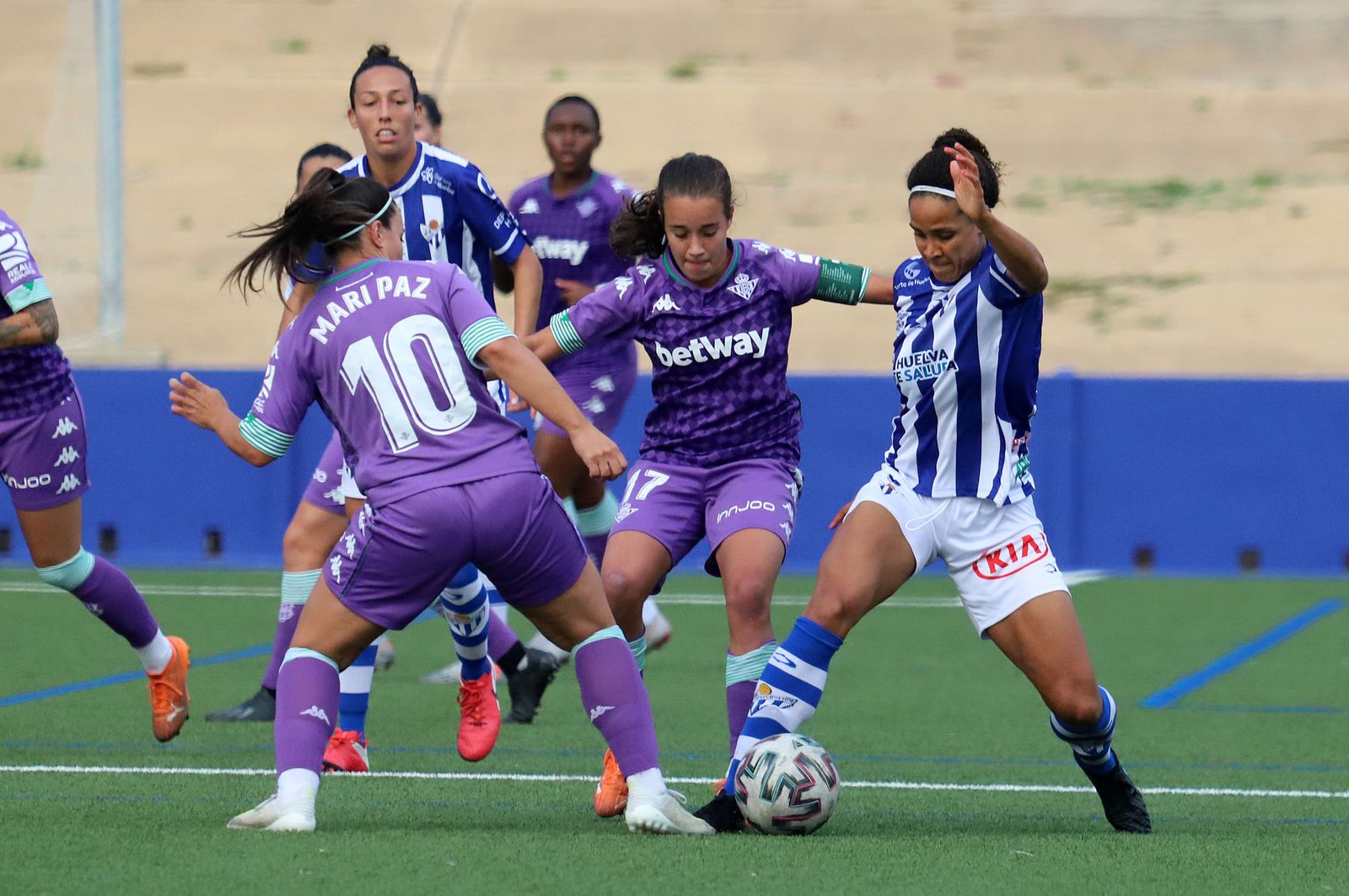 La bética Rosa Márquez, pugna por el balón en un partido ante el Sporting Huelva.