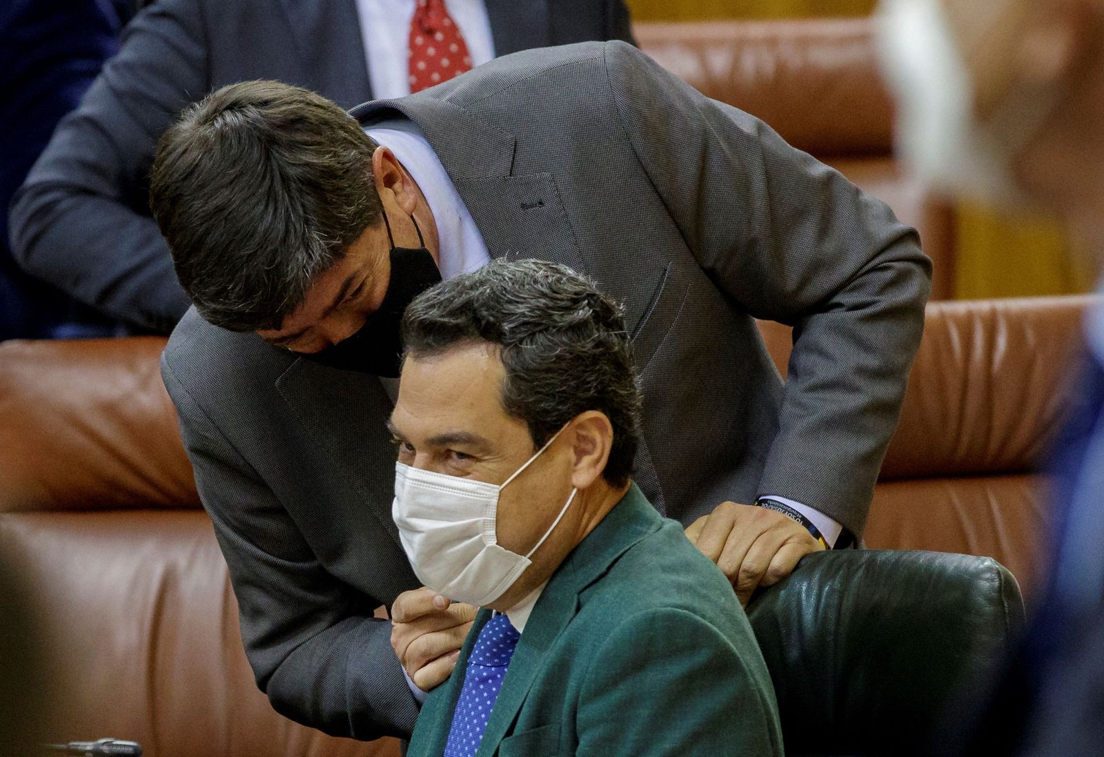 Juan Marín y Juanma Moreno conversan en el salón de Plenos del Parlamento.