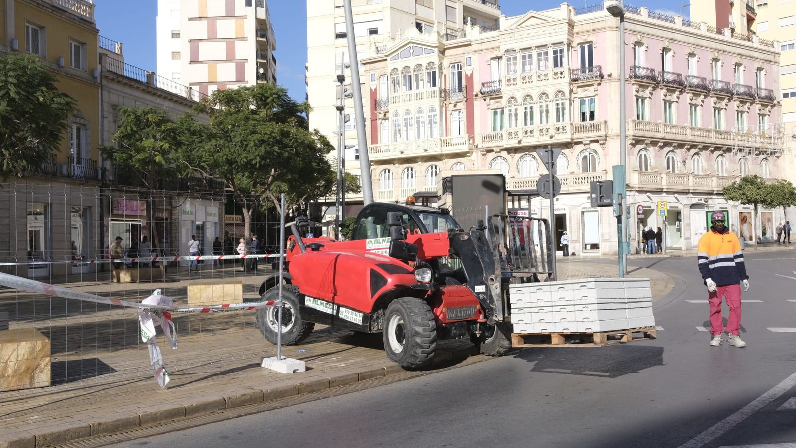Trabajos visibles en Puerta Purchena, donde arranca la remodelación del Paseo