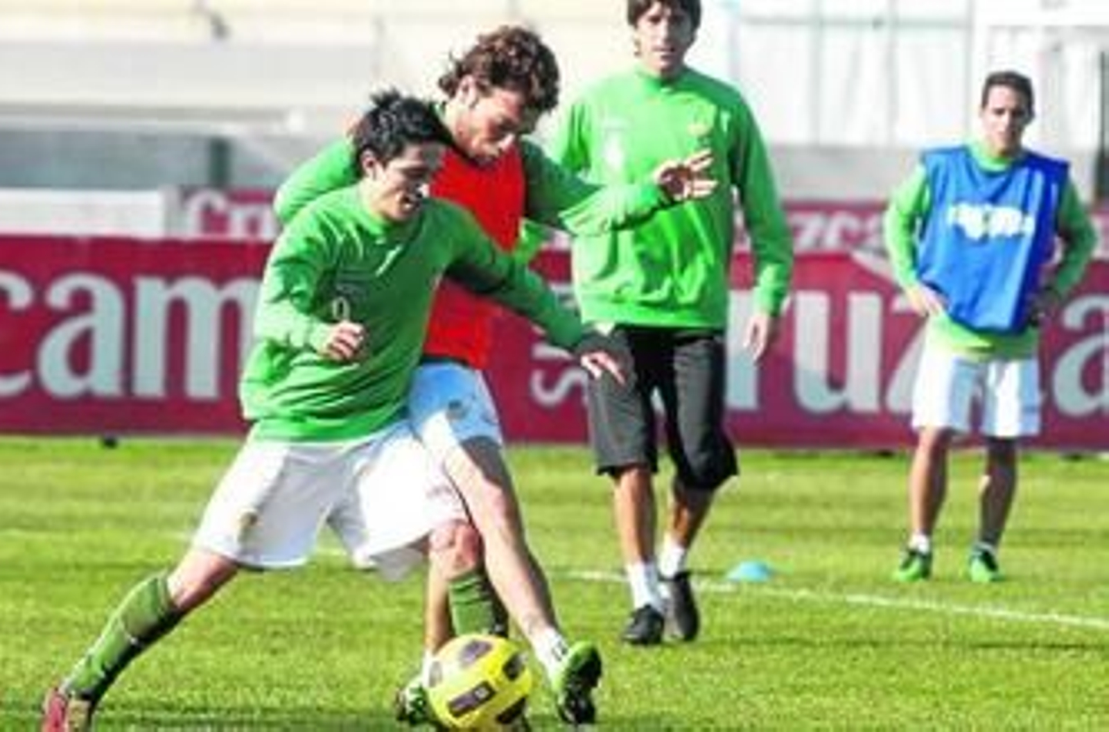 Jonathan Pereira pugna con Rodri durante el entrenamiento.