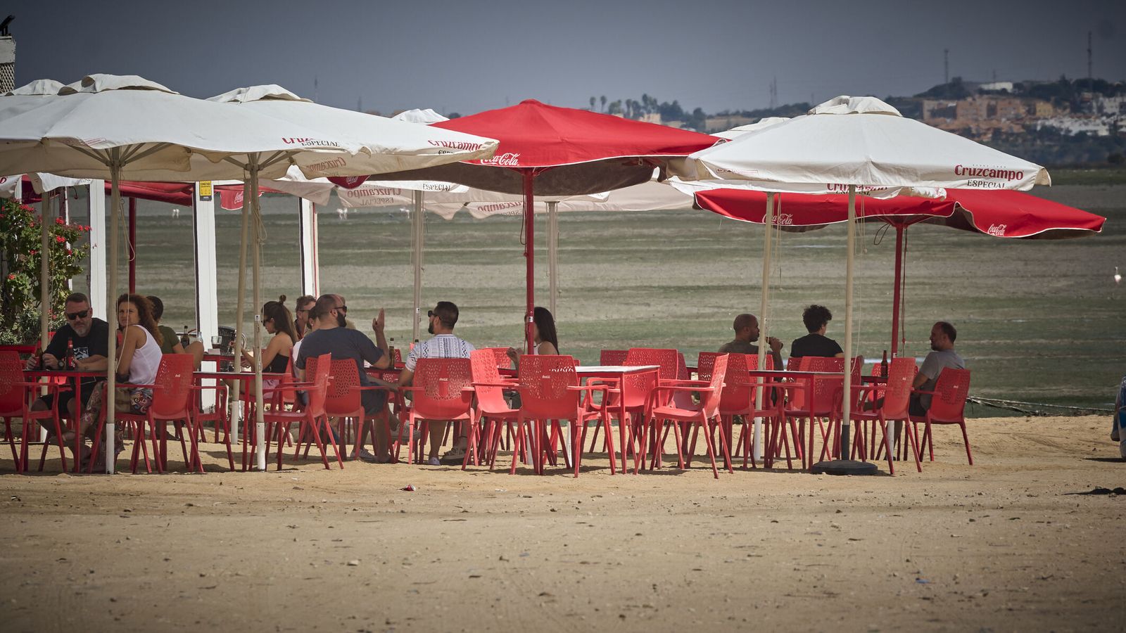 Terrazas de los establecimientos hosteleros de la playa de La Casería.