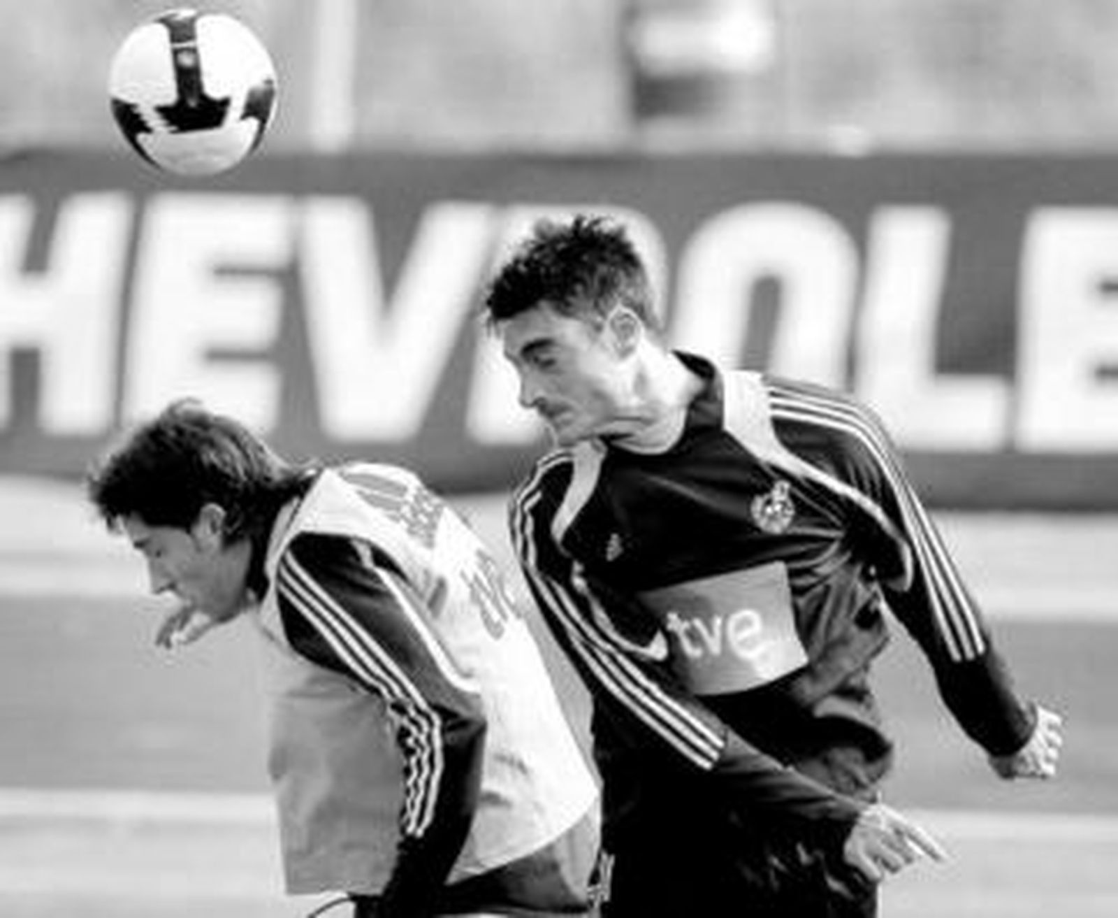 Riera salta por un balón aéreo junto a Capdevila en el entrenamiento de ayer en Las Rozas.