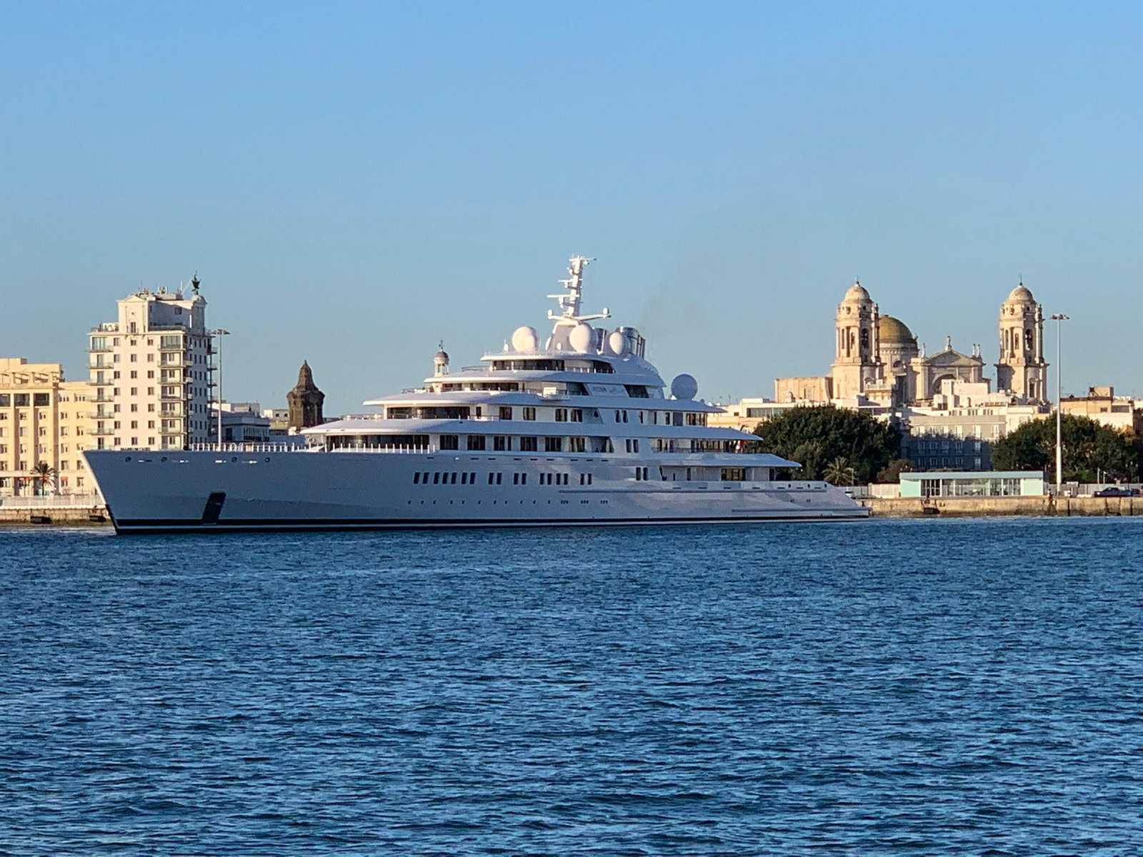 El megayate Azzam, atracado en el muelle ciudad del puerto de Cádiz.
