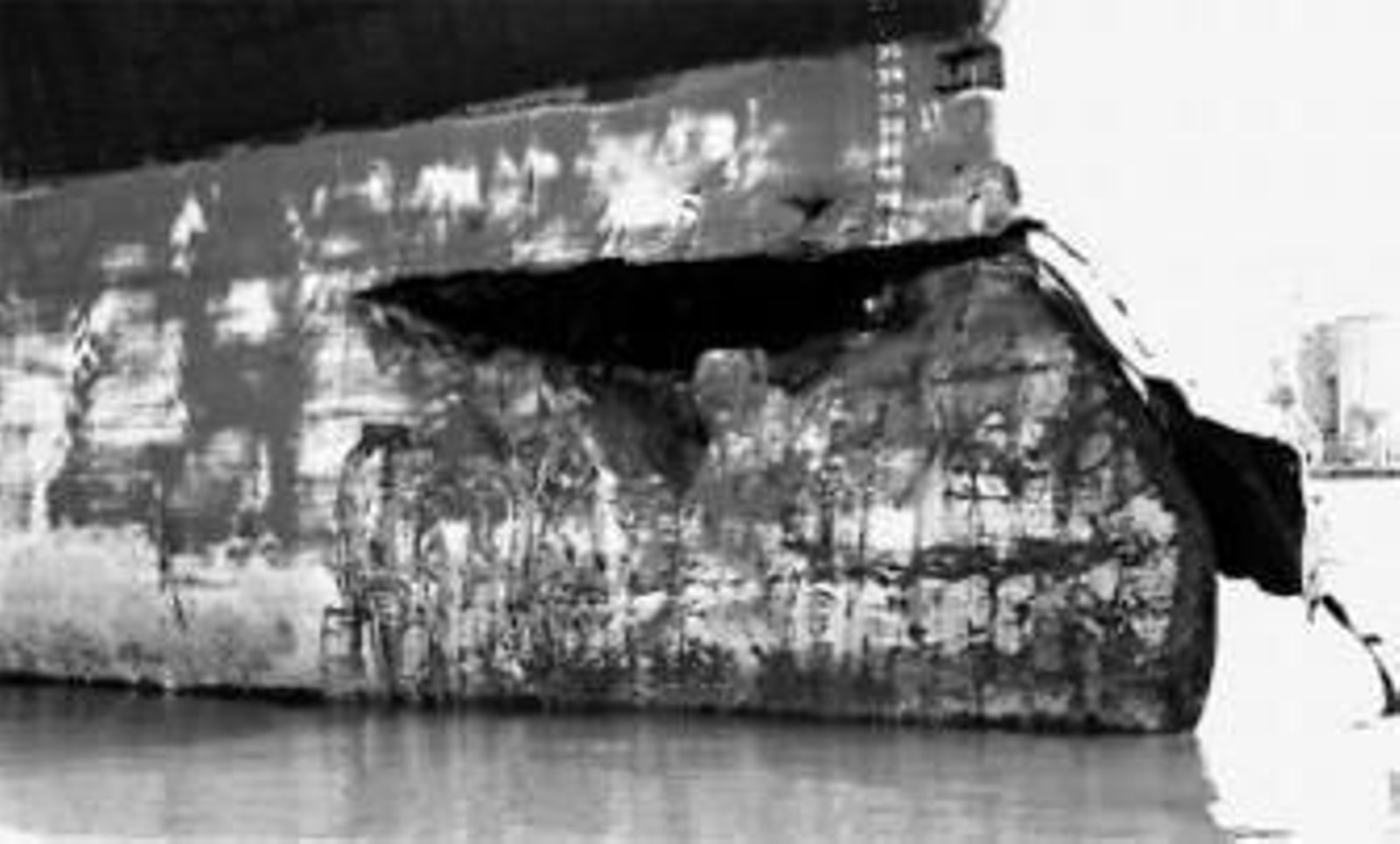 Daños en la proa del 'Gulsum Ana'.