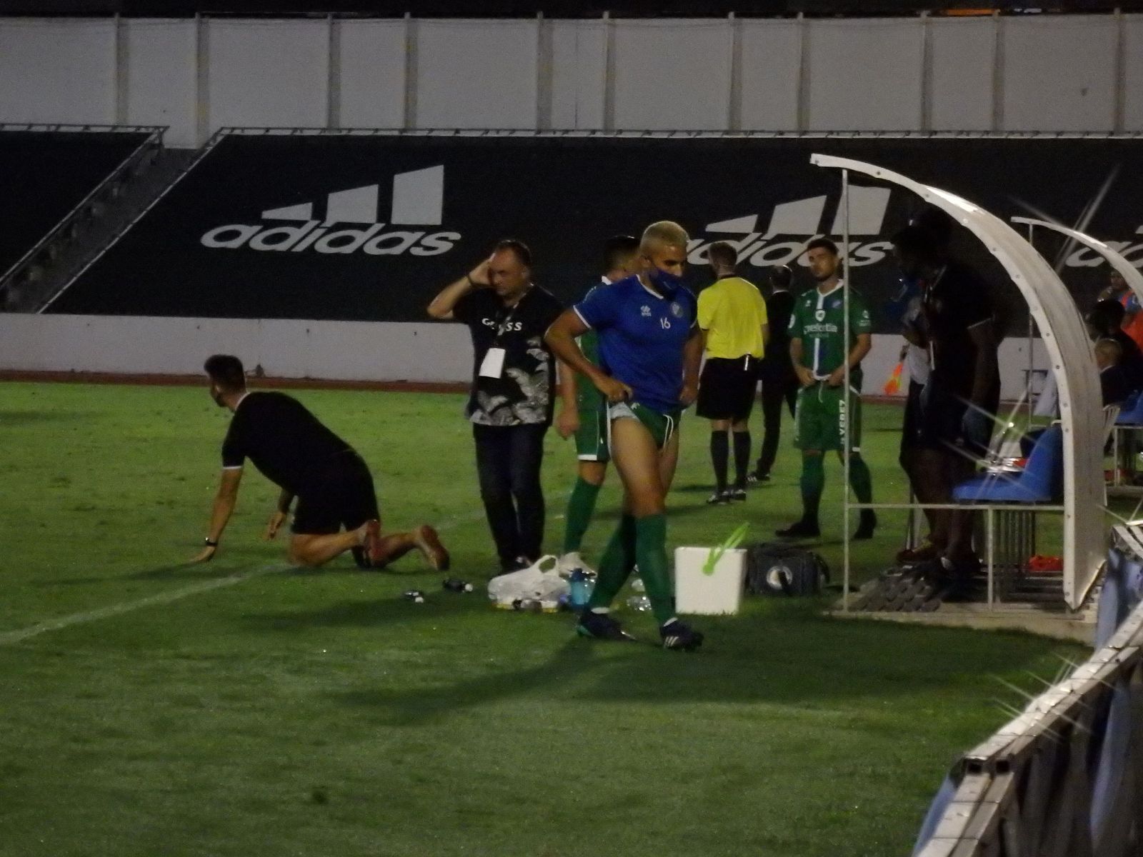 Uribe, desesperado en el banquillo en la recta final del encuentro en Marbella.