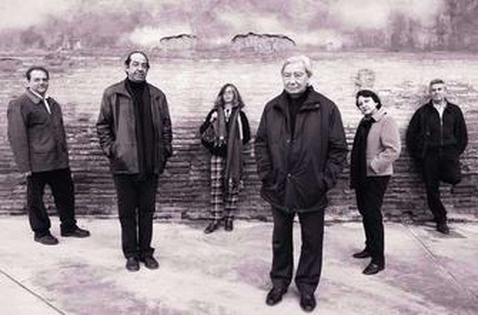 Cayetano Aníbal, en primer término, con el resto de artistas que participan en la muestra.