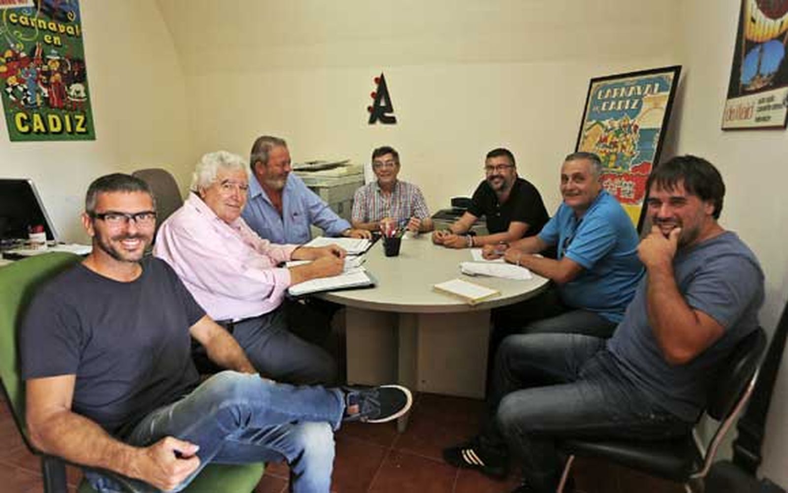 Los representantes de los colectivos carnavalescos reunidos ayer en la sede de la Asociación de Autores del Carnaval. /Fito Carreto