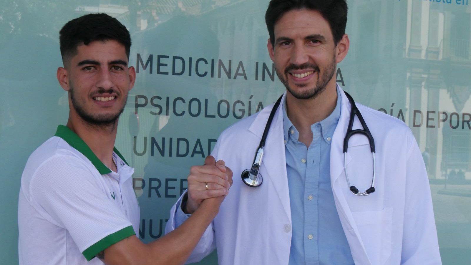 Calderón posa junto al doctor Antonio Escribano.