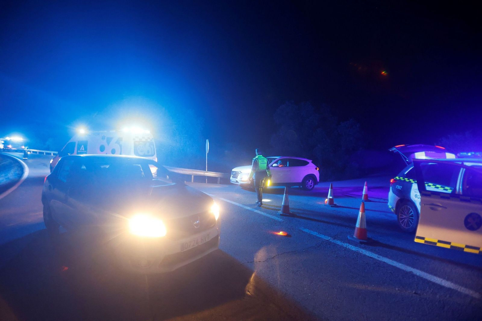 Las imágenes de los vehículos de emergencias evacuando a los pasajeros del descarrilamiento en Adamuz
