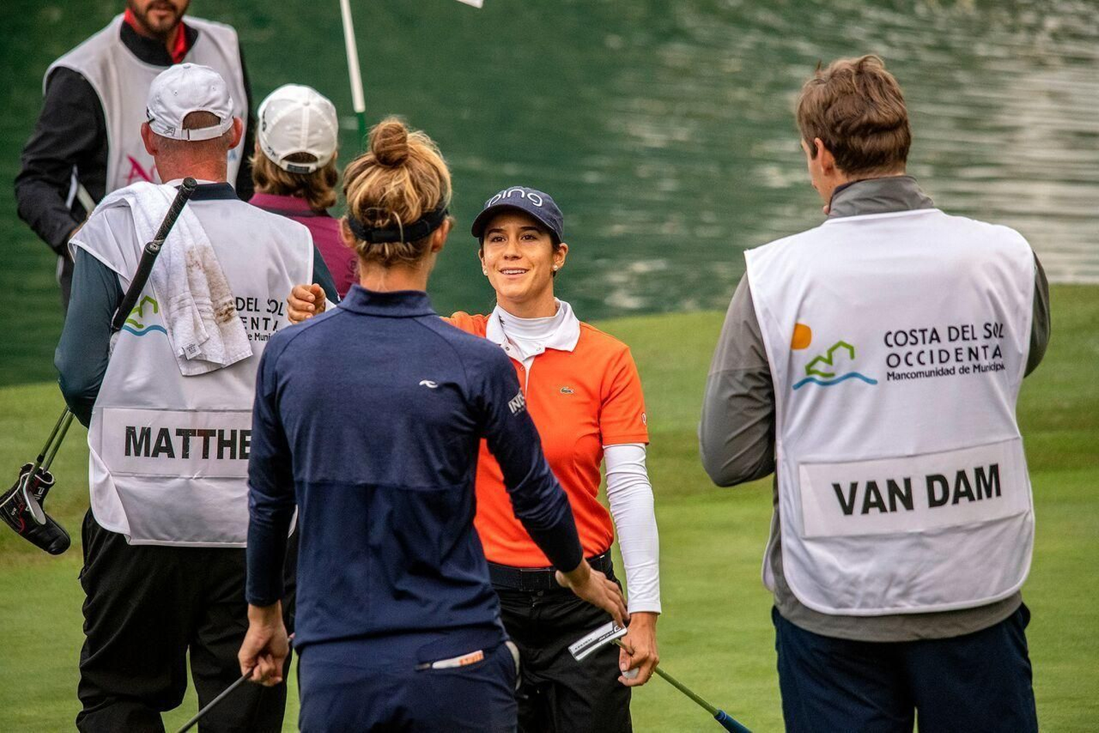 Azahara Muñoz saluda a Van Dam.