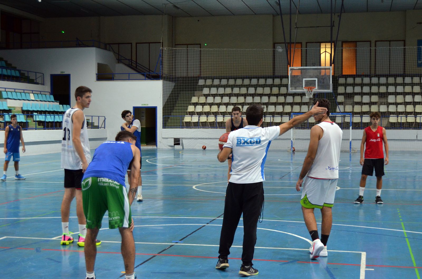 Gabo Loaiza da instrucciones a sus jugadores en un entrenamiento en el Ruiz-Mateos.
