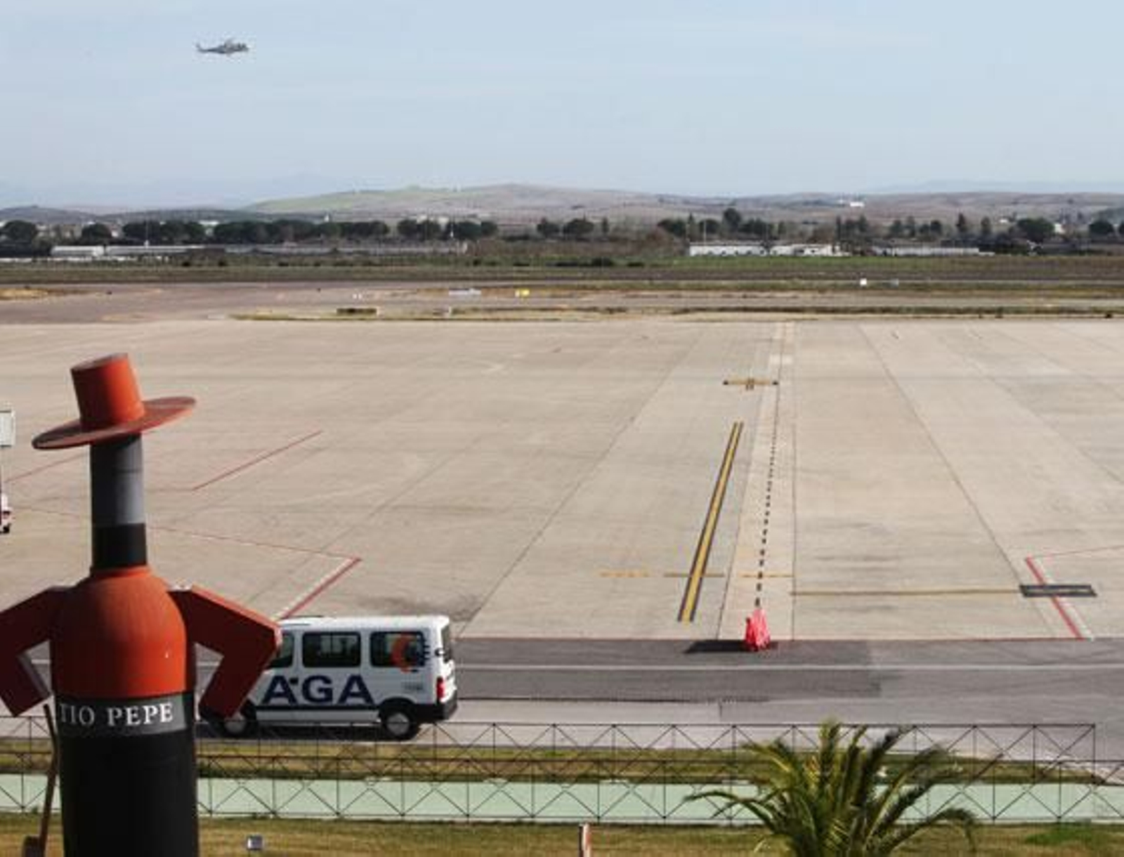 La ampliación de la terminal dota al aeródromo jerezano de capacidad operativa para atender a 2.800.000 pasajeros anuales, el doble de la que tenía hasta ahora

Foto: Vanesa Lobo