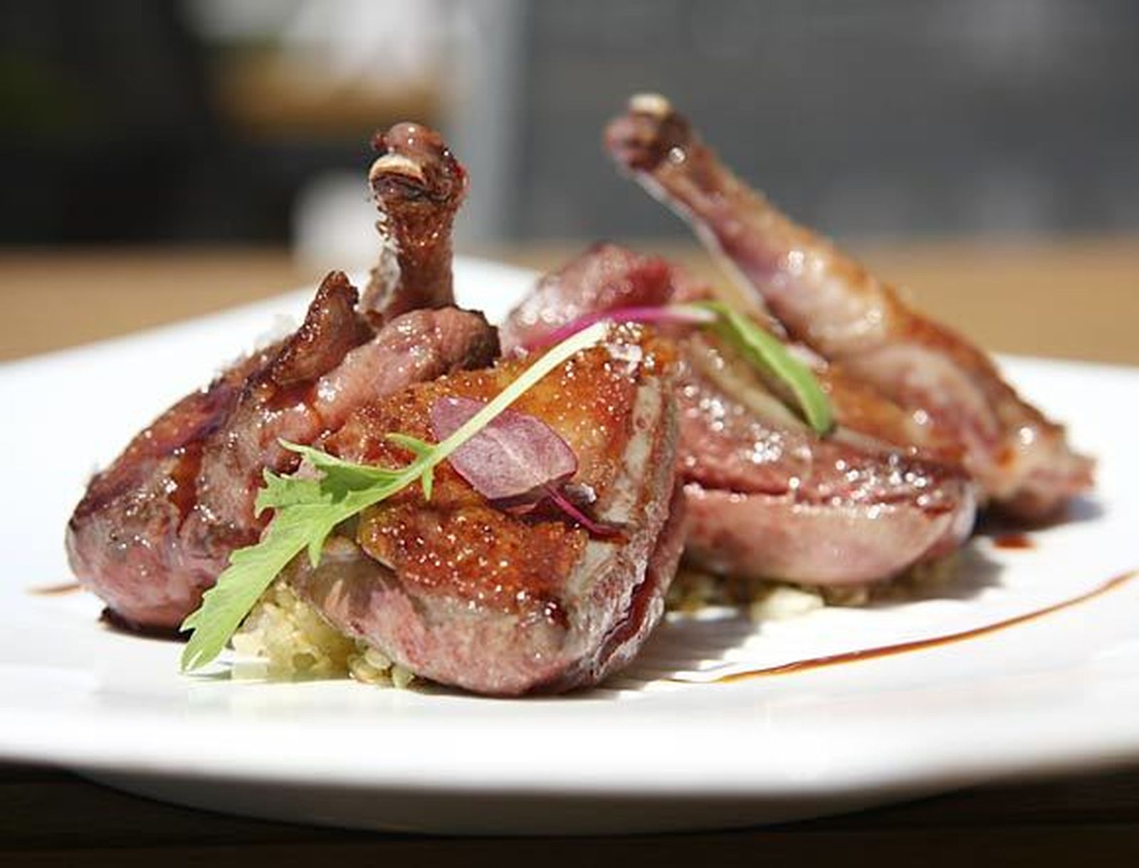 Pichón de sangre con cocido de higaditos, cereales y coliflor salteada