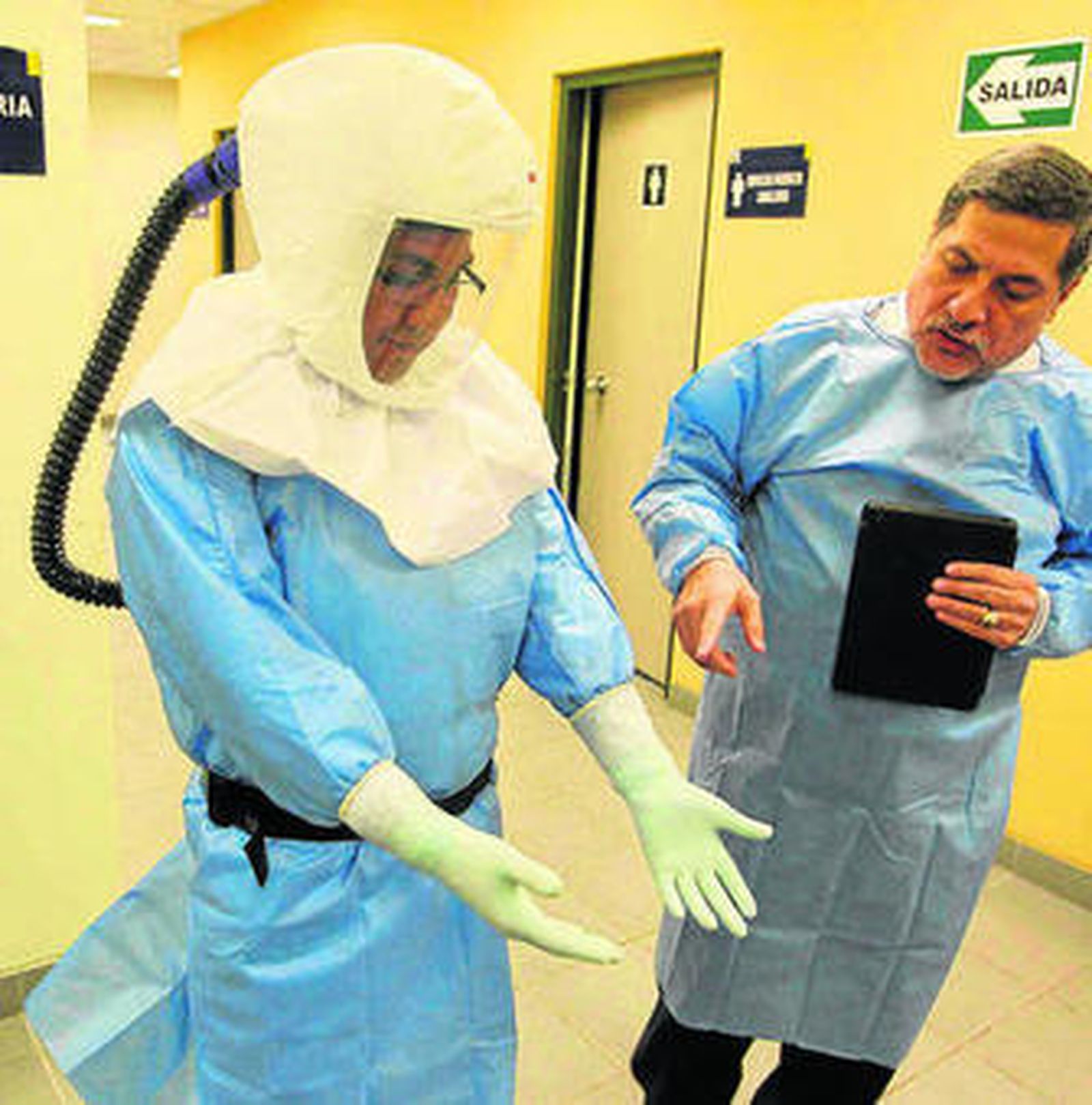 Traje nivel 4 que garantiza máxima protección biológica.