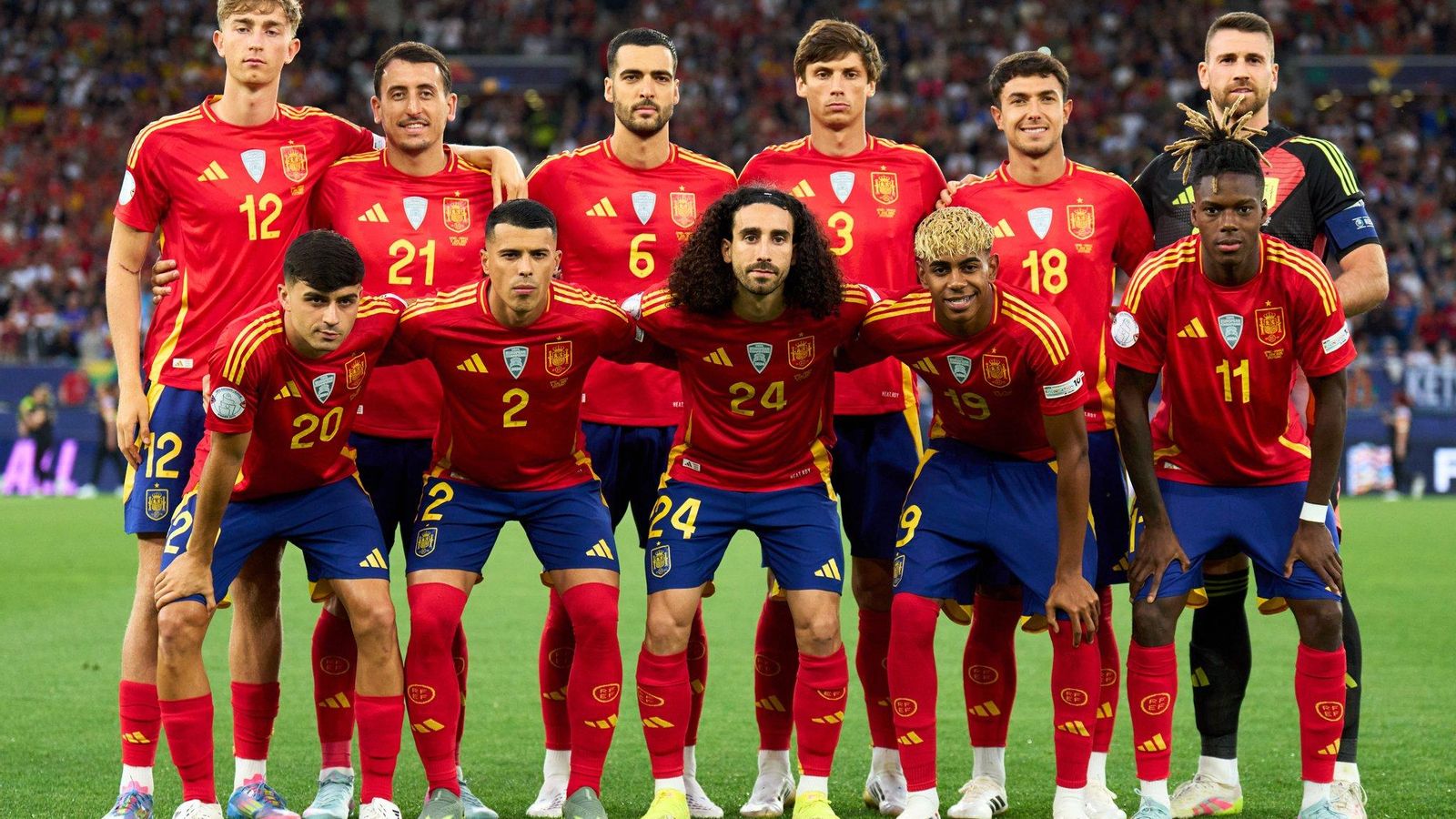 Dean Huijsen, con España.