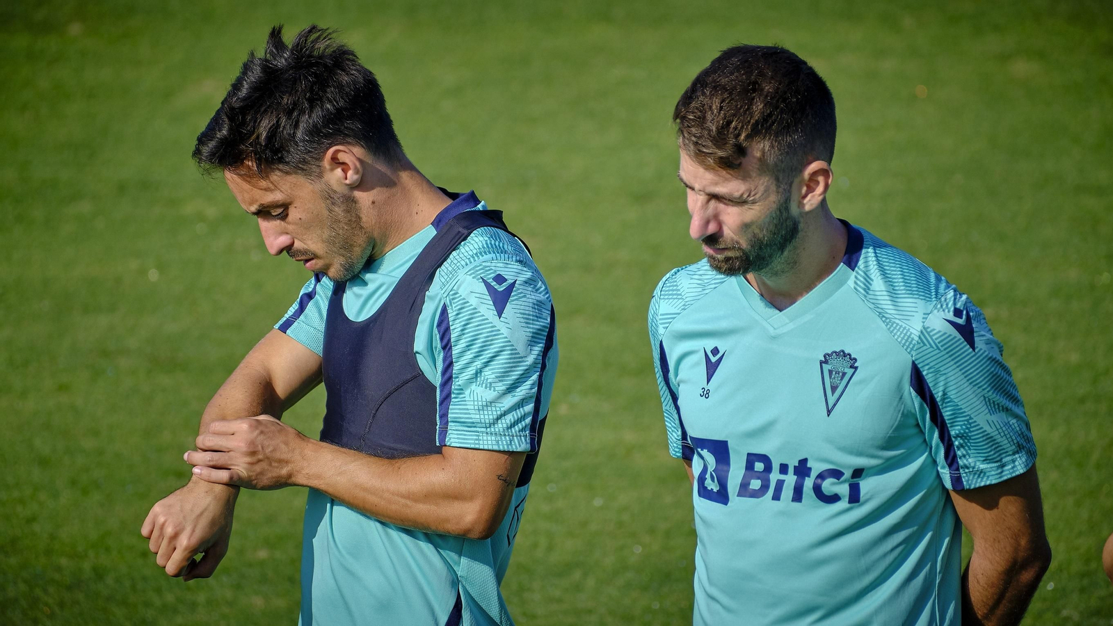 Iza (i) insiste en mantener el mismo patrón de juego.