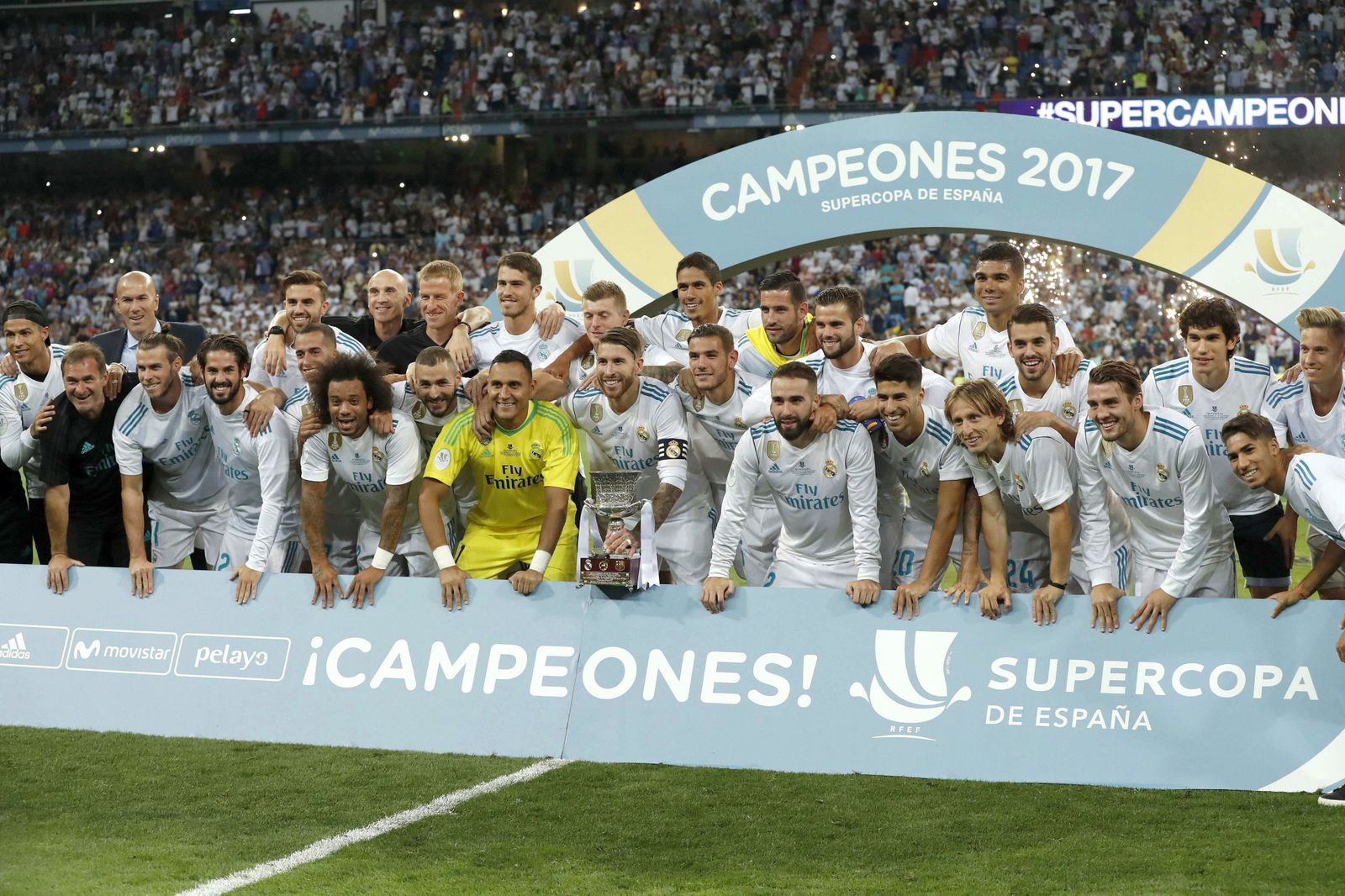 La plantilla blanca posa con el trofeo.