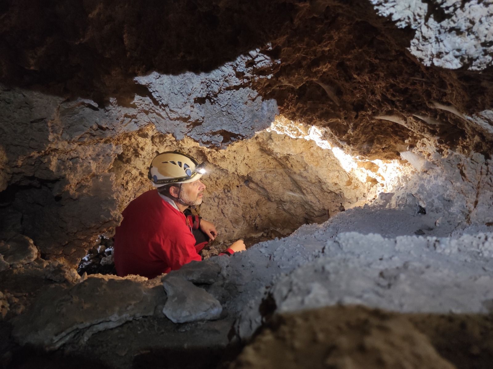 Espeleólogos del GEKO prospectando las calizas en busca de nuevas cavidades.