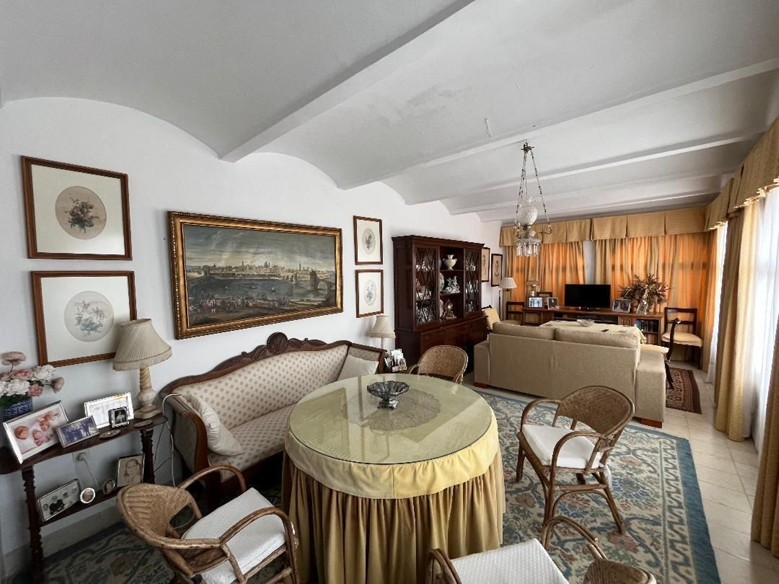 Salón principal. El mobiliario decimonónico se combina con objetos decorativos del mismo periodo.