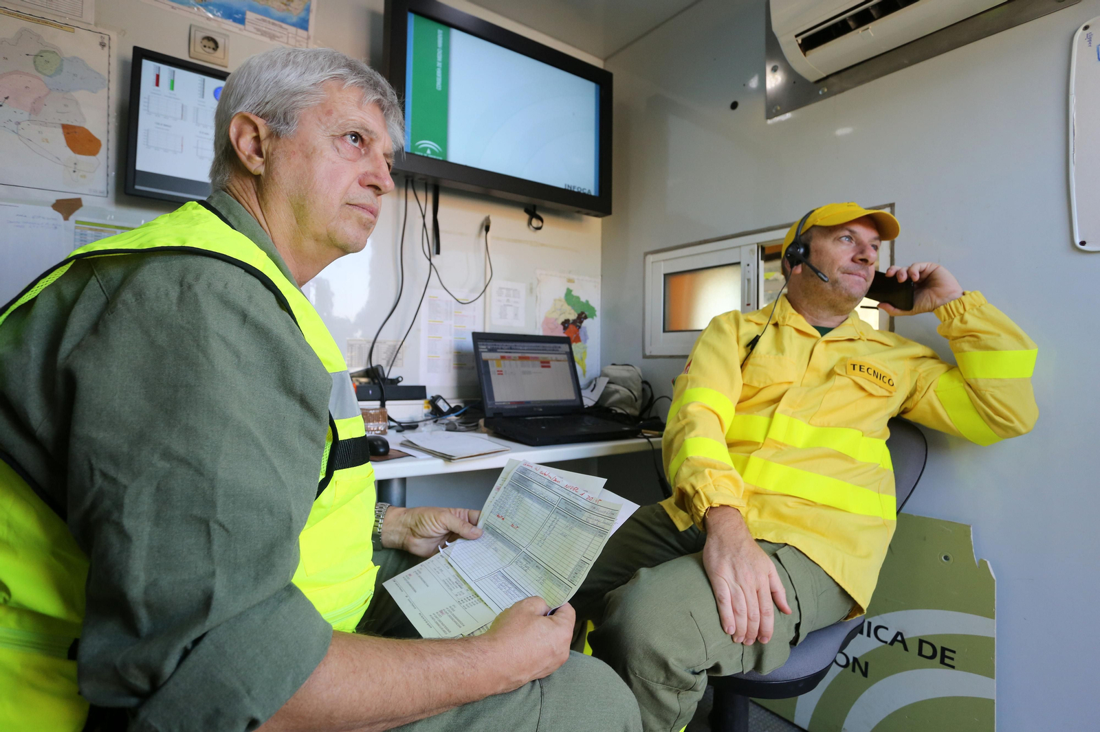 Imágenes del área afectada por el fuego del segundo día en el incendio de Almonaster