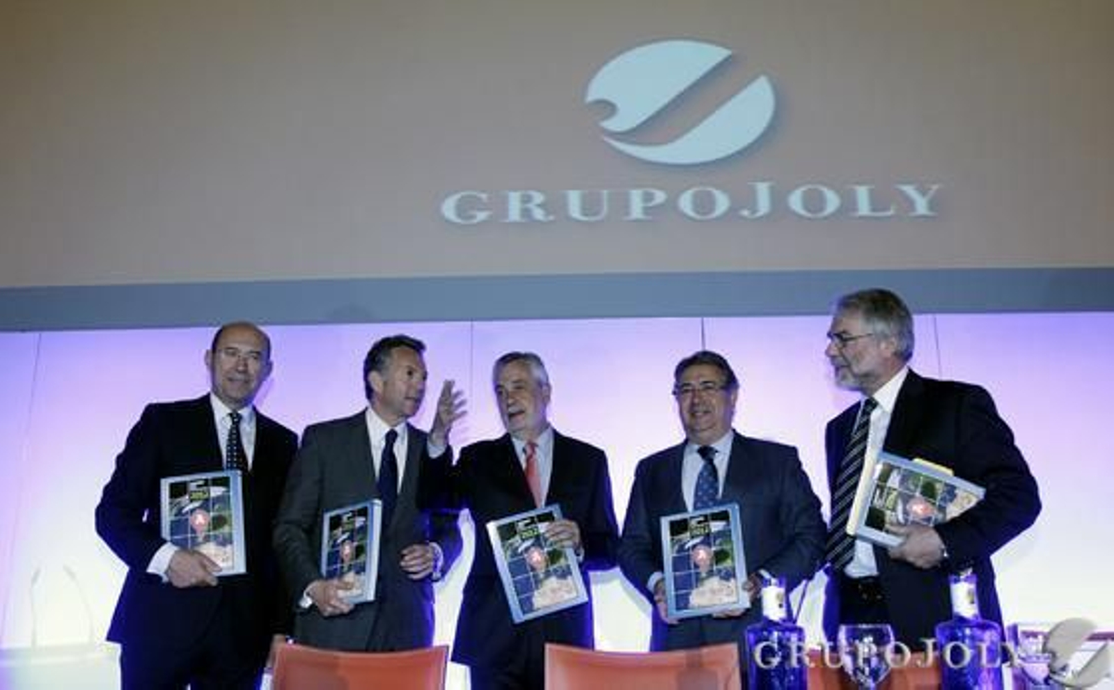 Francisco Ferraro, director del Anuario Joly; José Joly, presidente del Grupo Joly; José Antonio Griñán, presidente de la Junta de Andalucía; Juan Ignacio Zoido, alcalde de Sevilla; y José Rocillo, director territorial de Telefónica.

Foto: A. Pizarro - M. Gómez - J.C. Vázquez - V. Hidalgo