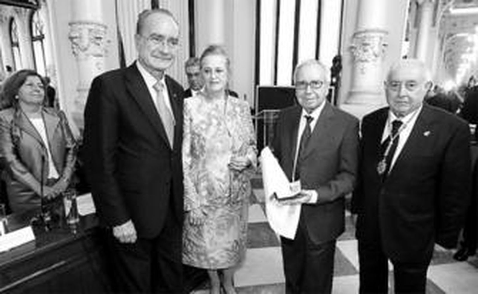 Pablo García Baena, arropado por María Victoria Atencia, De la Torre y Manuel del Campo.