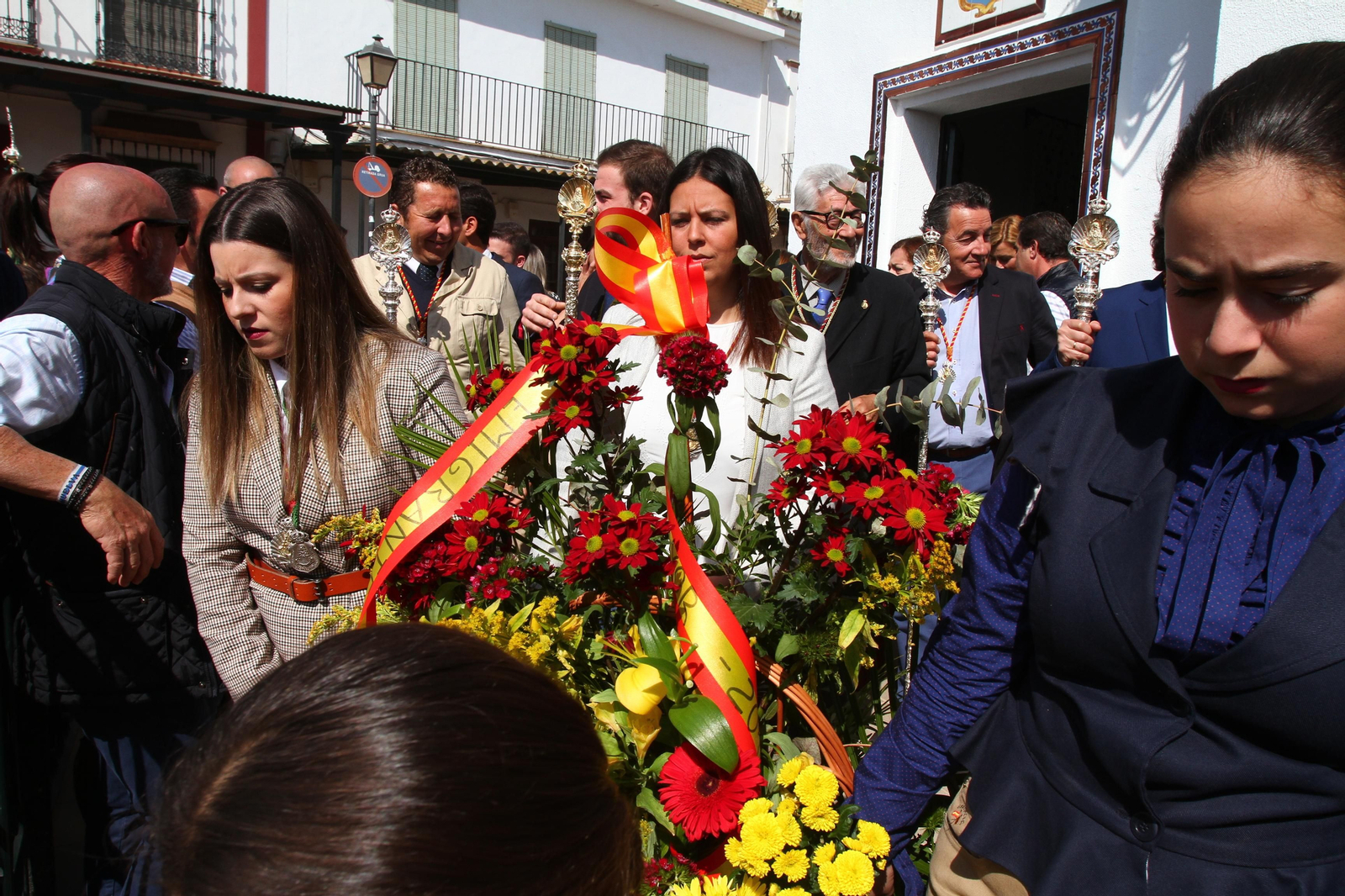 La Hermandad de Huelva se presenta ante la Virgen del Rocío en su peregrinación a la aldea almonteña