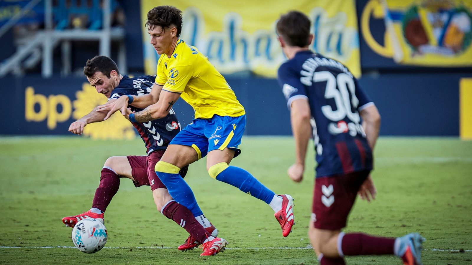 Un acción del Cádiz-Eibar de la primera vuelta.