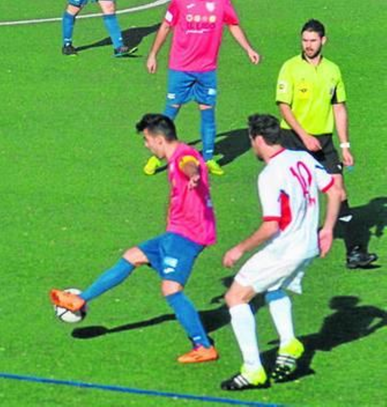 Un jugador accitano presiona a un almeriense.