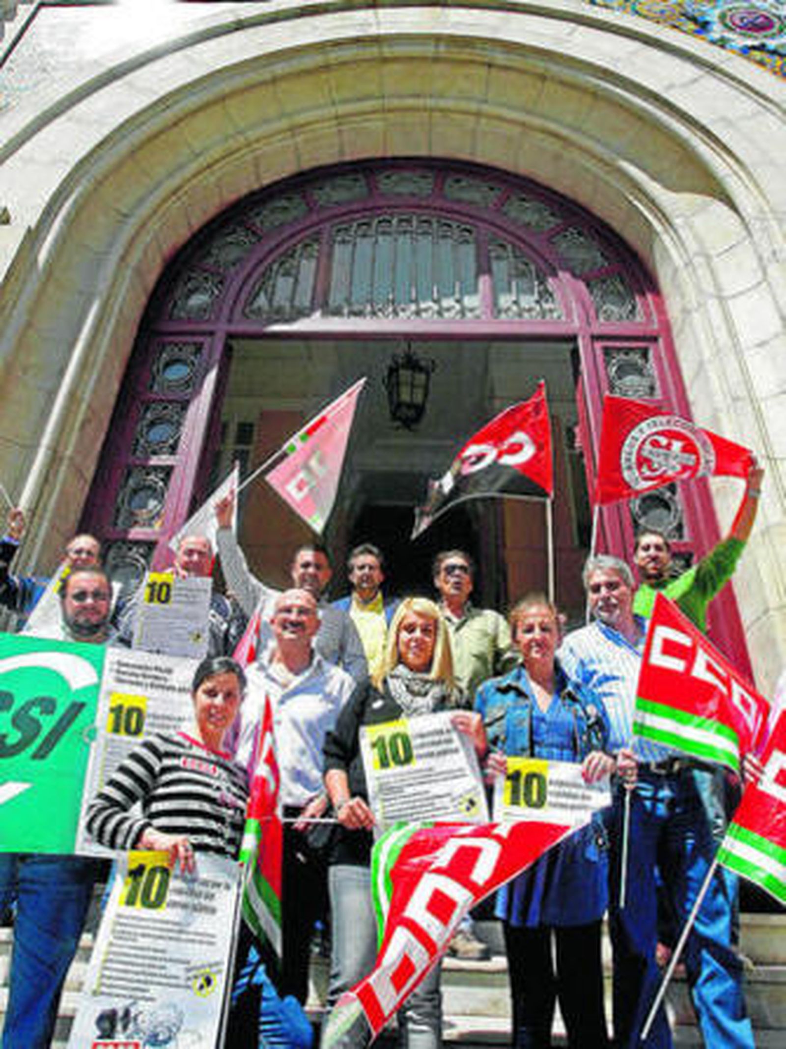 Los delegados sindicales a las puertas de Correos.