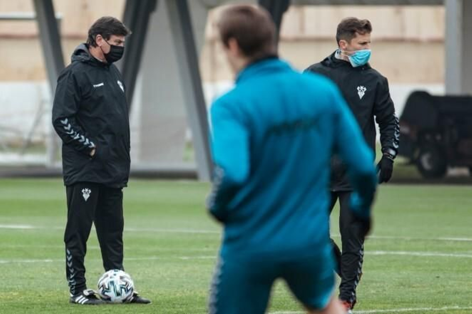 Alejandro Menéndez sigue una sesión de trabajo de su equipo.