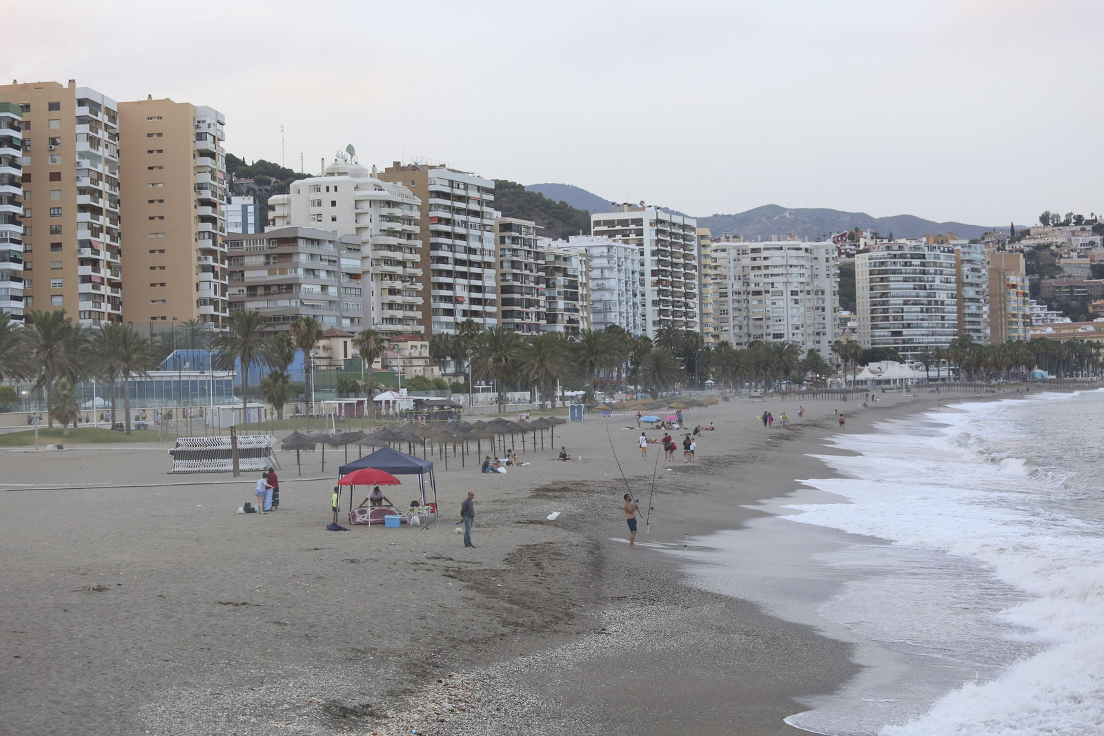 Solitaria noche de San Juan en las playas de Málaga, en fotos