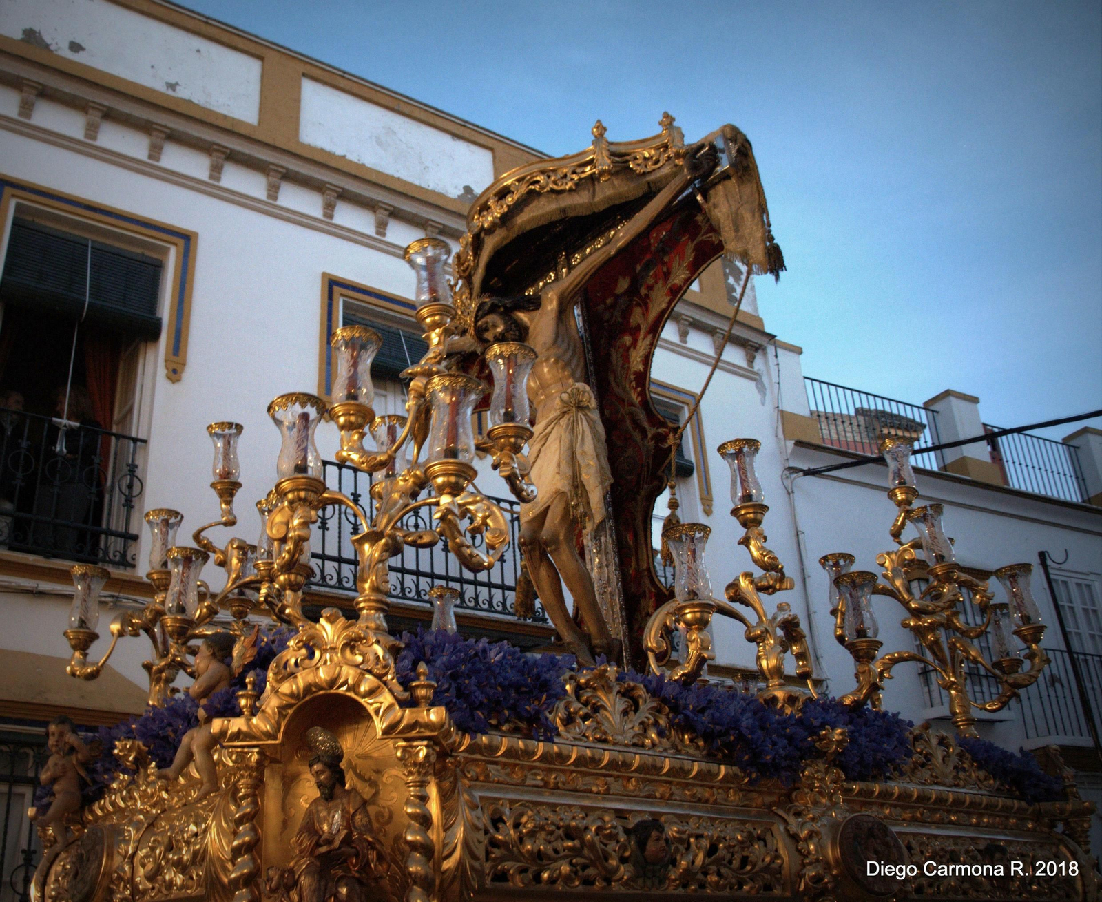 El Cristo de San Pedro, de Marchena, bajo su peculiar dosel.
