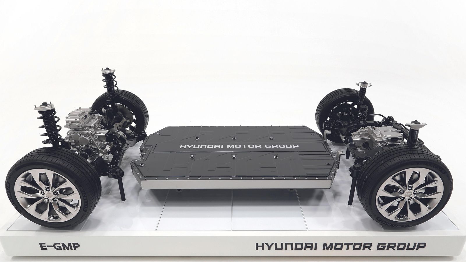 La plataforma E-GMP permitirá contar con versiones de tracción trasera o total. La plataforma E-GMP permitirá contar con versiones de tracción trasera o total.