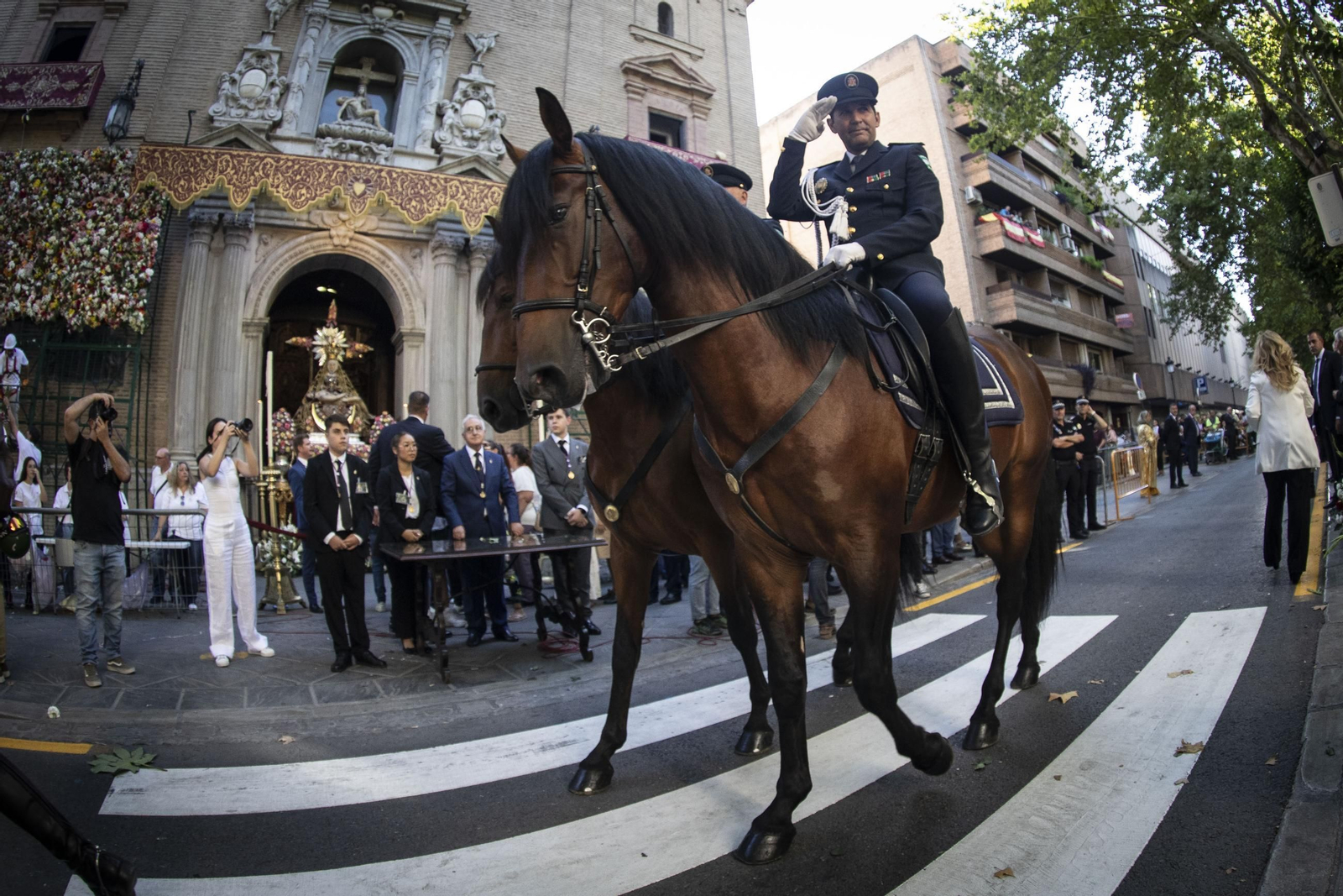 Así ha sido la la tradicional ofrenda a la patrona de Granada