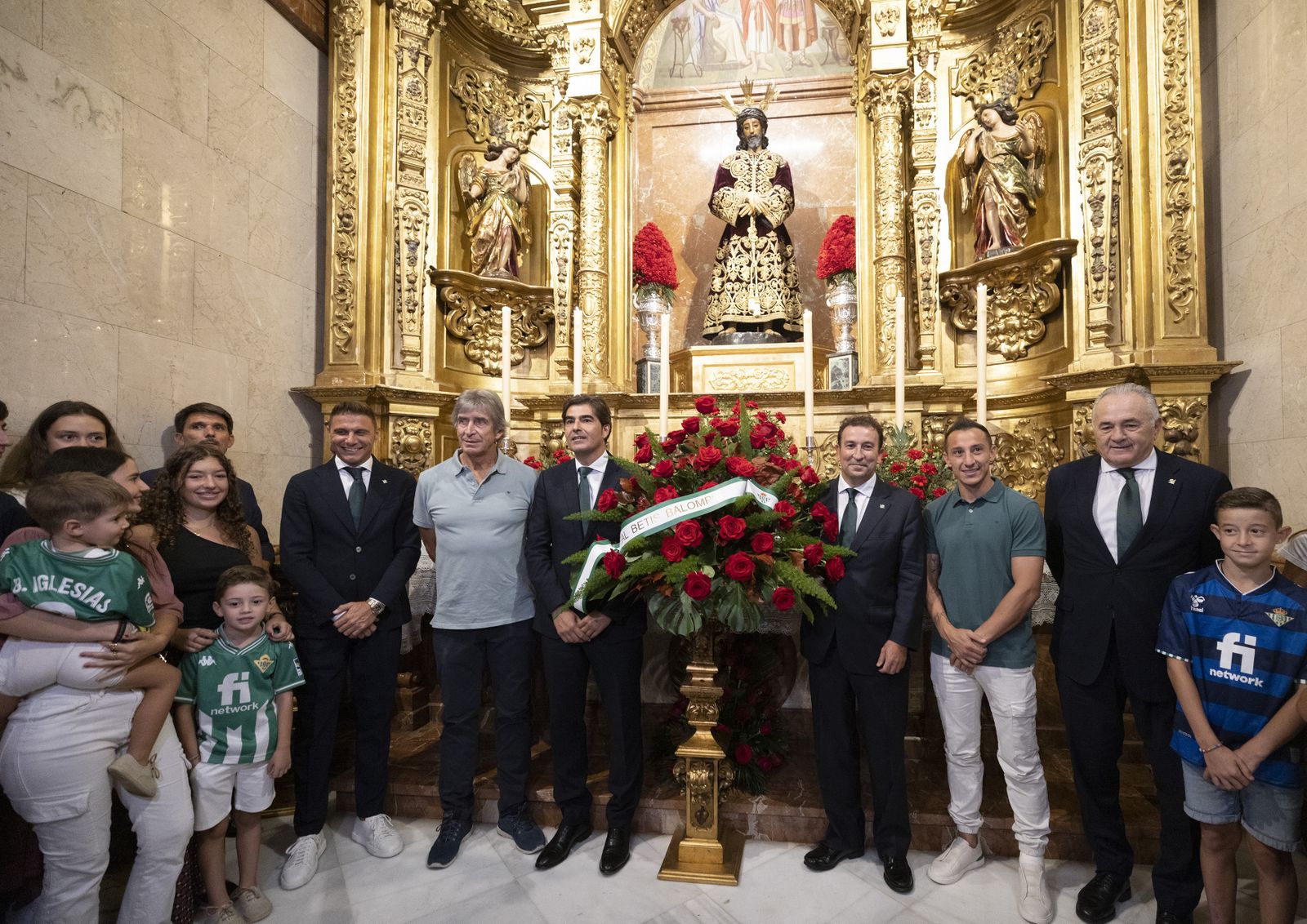 La visita del Betis a la Basílica de la Macarena., todas las fotos