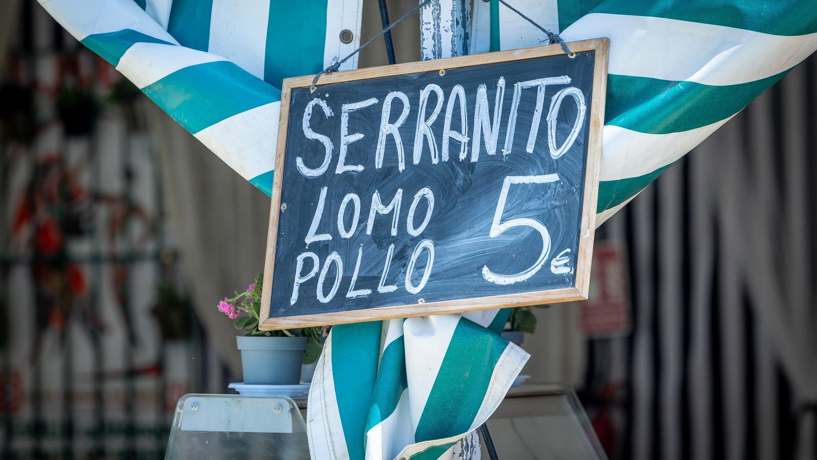 El serranito es uno de los tentempiés favoritos de muchos, sobre todo cuando hace falta asentar la bebida.