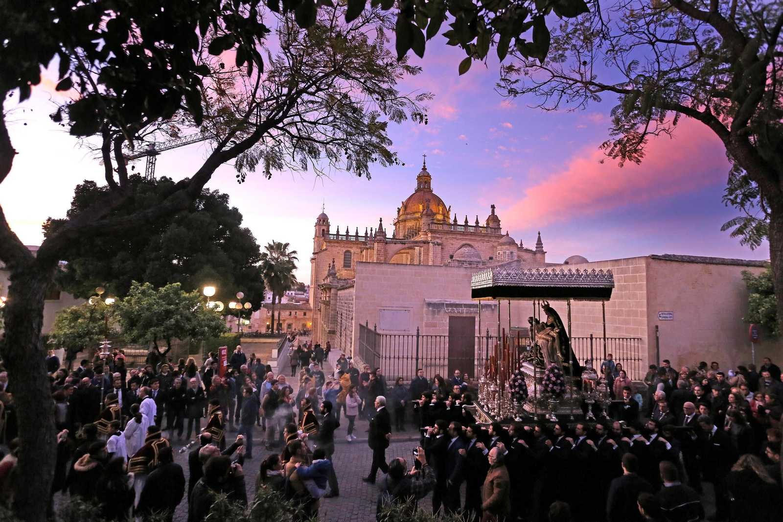 Imágenes del Via Crucis de las Hermandades