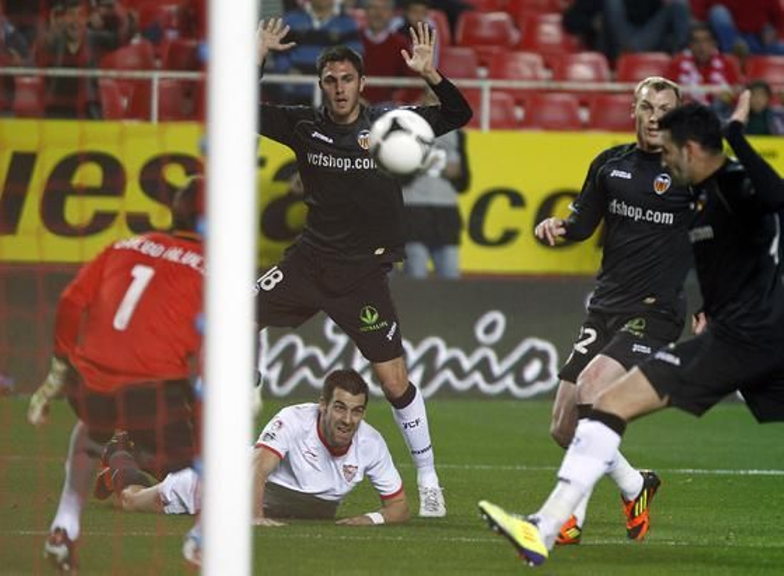 El Sevilla no puede remontar al Valencia en el Sánchez Pizjuán y queda eliminado de la Copa del Rey (2-1). / Antonio Pizarro