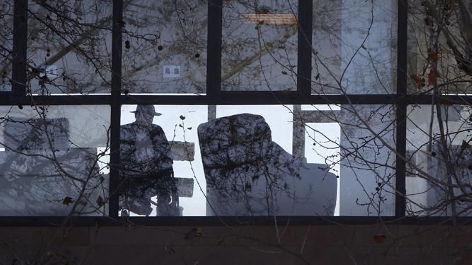 Un anciano mira por la ventana durante el confinamiento en una residencia de Sevilla.